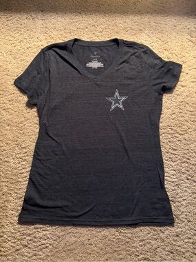 NWT Fanatics Women’s Dallas Cowboys Navy V-Neck Tee Size Large (130)